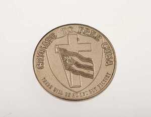 A silver coin with a crest and the phrases, "Crusade to free Cuba" and "There will be no end but victory."